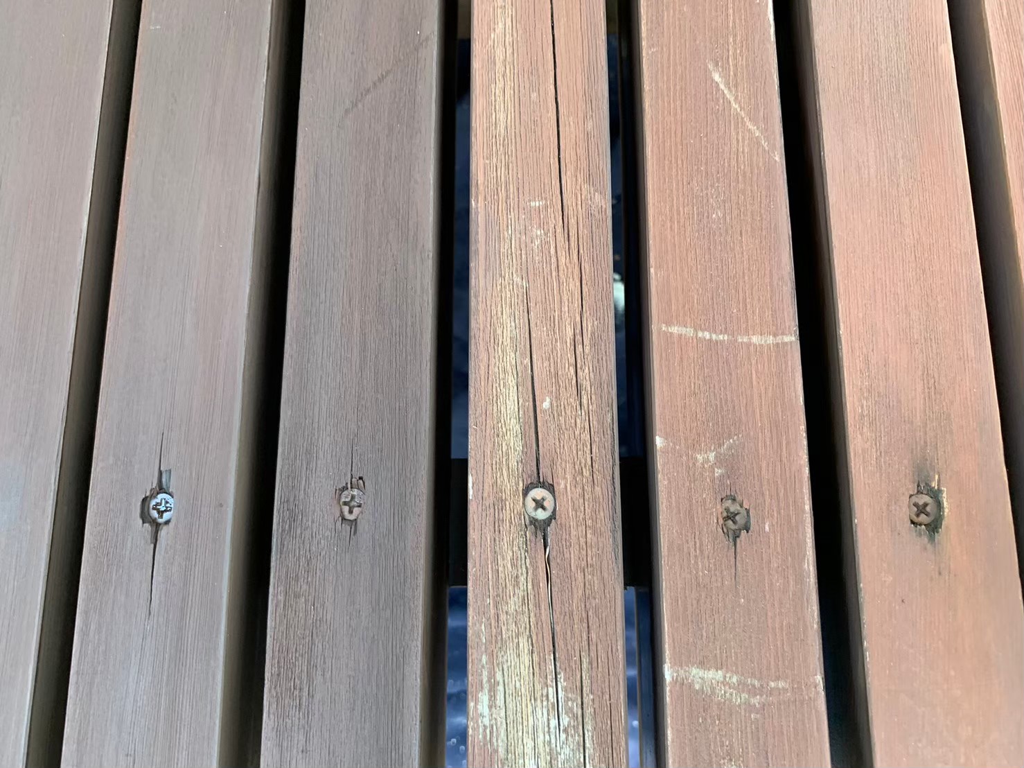 縁側の木部表面を確認した写真