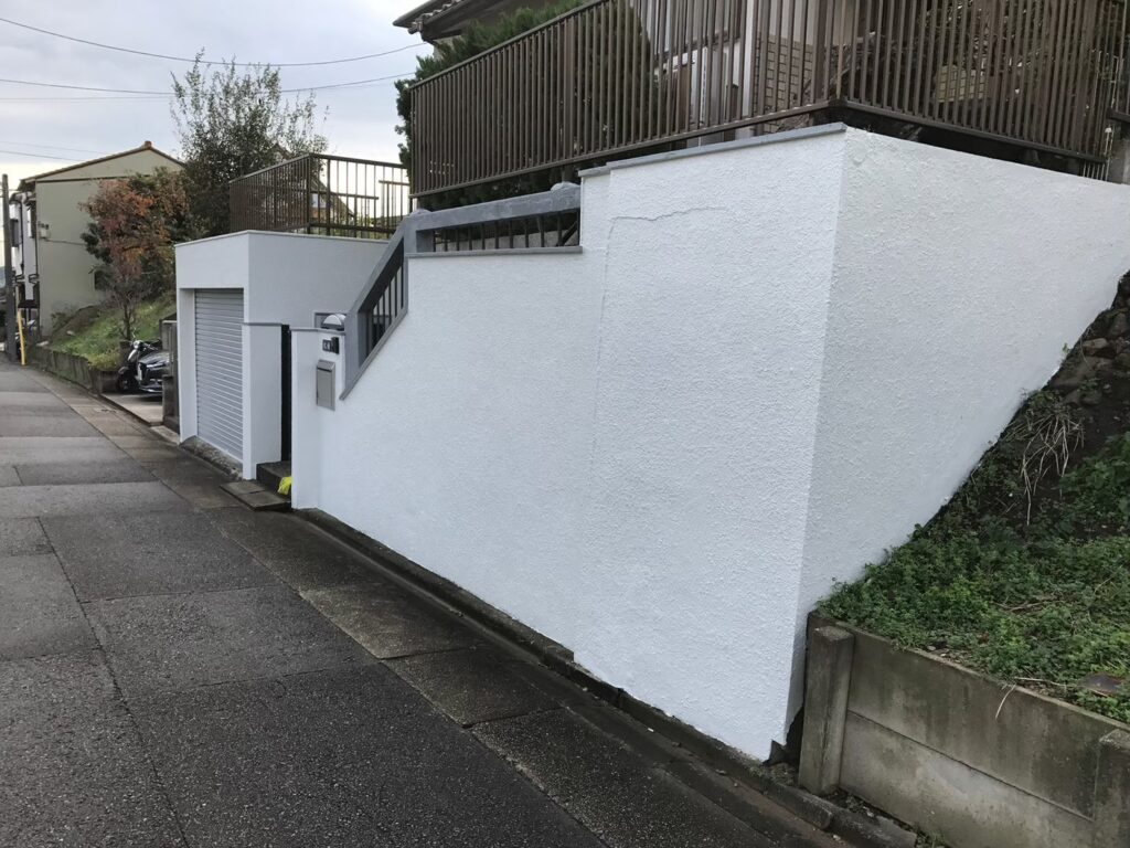 下地を整えて白色で塗装したコンクリートブロック塀