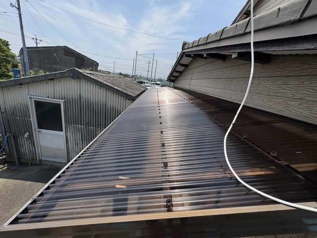 三重県桑名市｜穴があいた縁側ベランダ屋根のポリカ波板交換工事